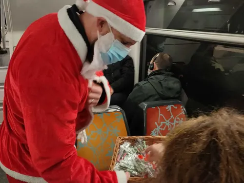 Le Père Noël aperçu dans le RER A !